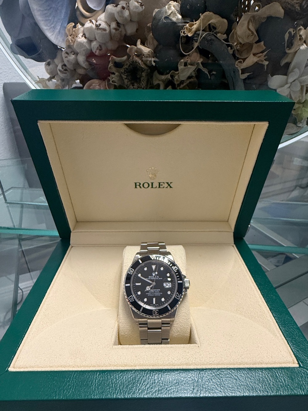 Rolex Submariner with Black Dial. (Box+Appraisal)